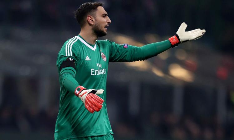 Milan, Donnarumma lancia i guanti ai tifosi