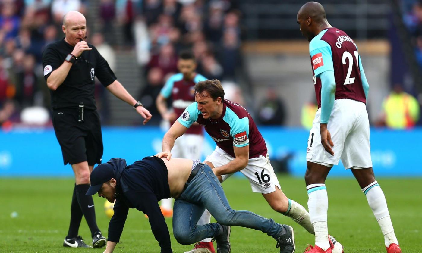 West Ham, che caos! 0-3 in casa, tifosi infuriati  e invasione di campo: le FOTO