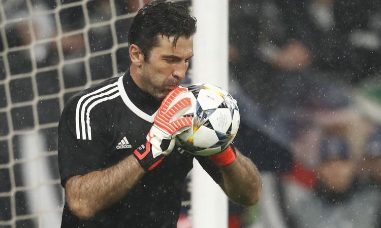 Buffon, parla l'idolo N'Kono: 'E' tra i più grandi di tutti i tempi'