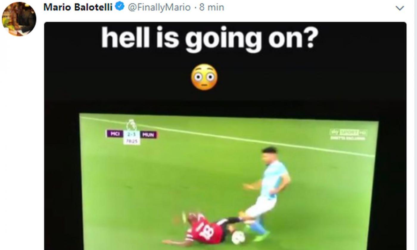 City-United, la protesta di Balotelli: 'Come fa a non essere rigore?' FOTO