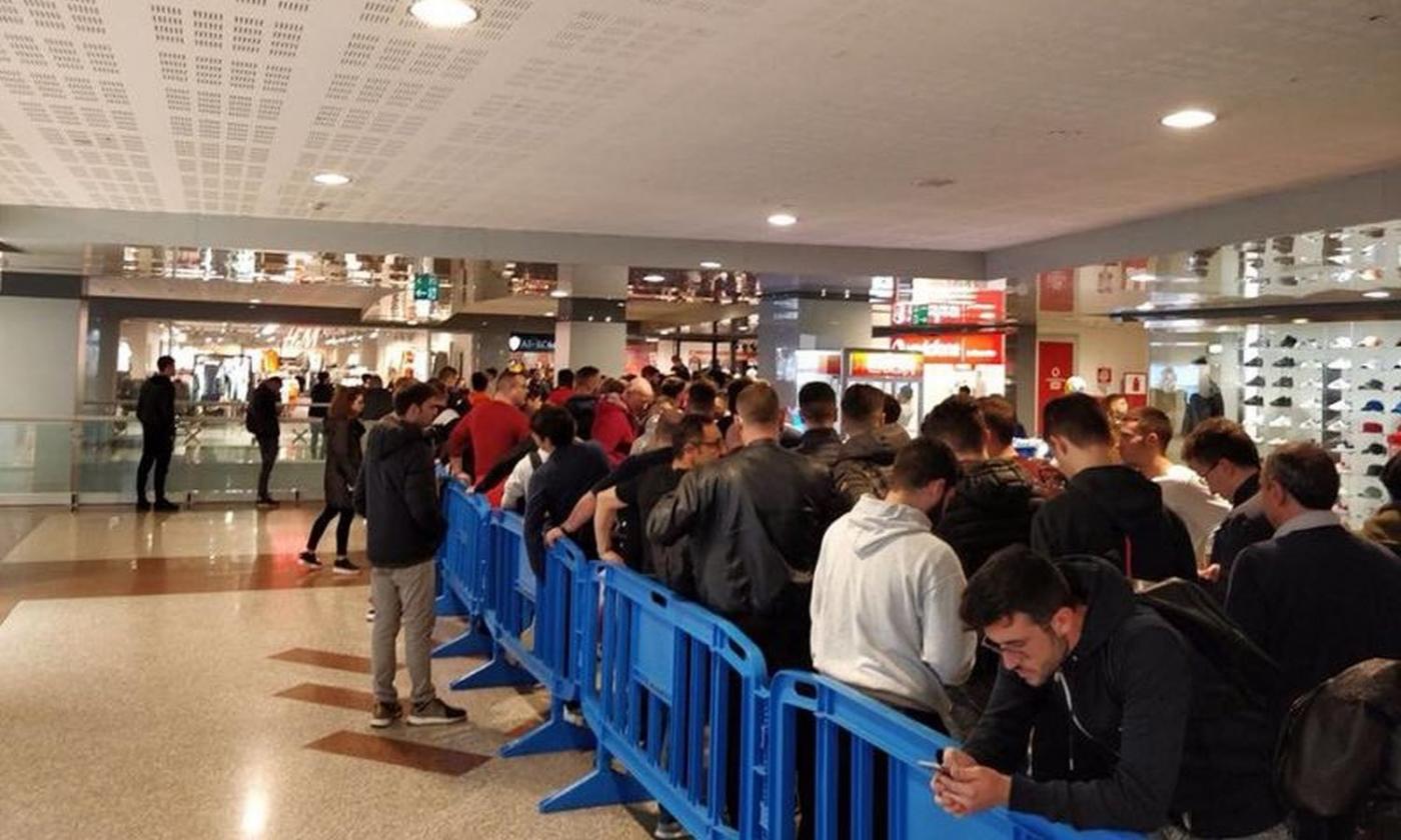 Thousands of Roma fans queued at midnight for Liverpool tickets