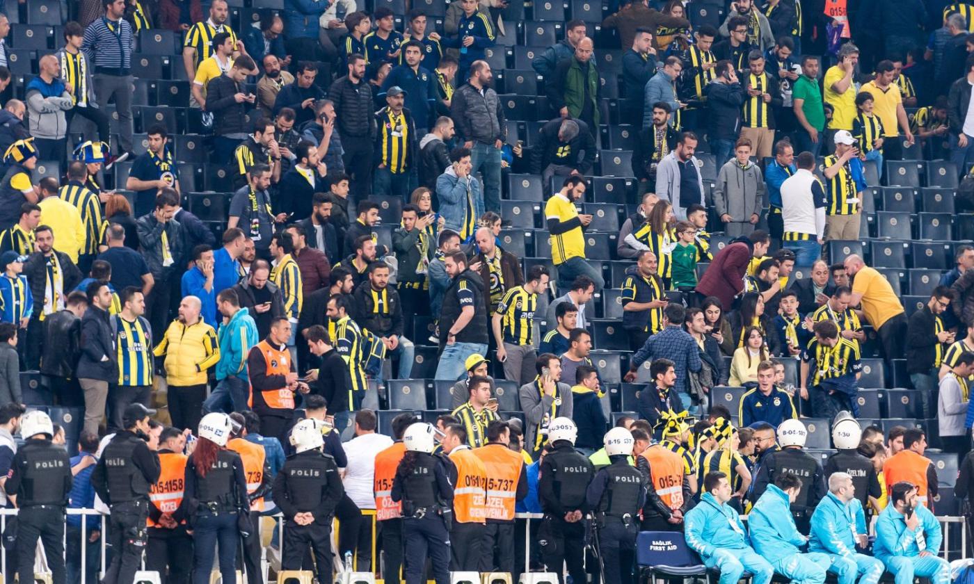 Follia in Turchia, un seggiolino colpisce alla testa il tecnico del Besiktas Gunes. Sospeso il match col Fenerbahce