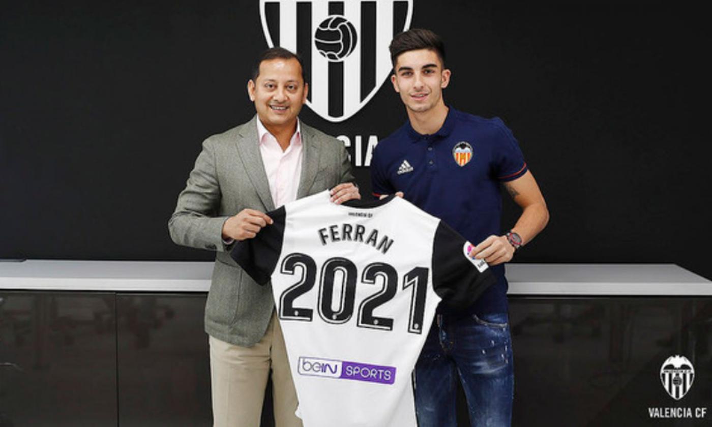 Barcelona target renews contract with Valencia 