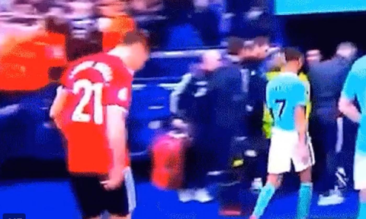 Man United, Herrera sputa sullo stemma del City! VIDEO