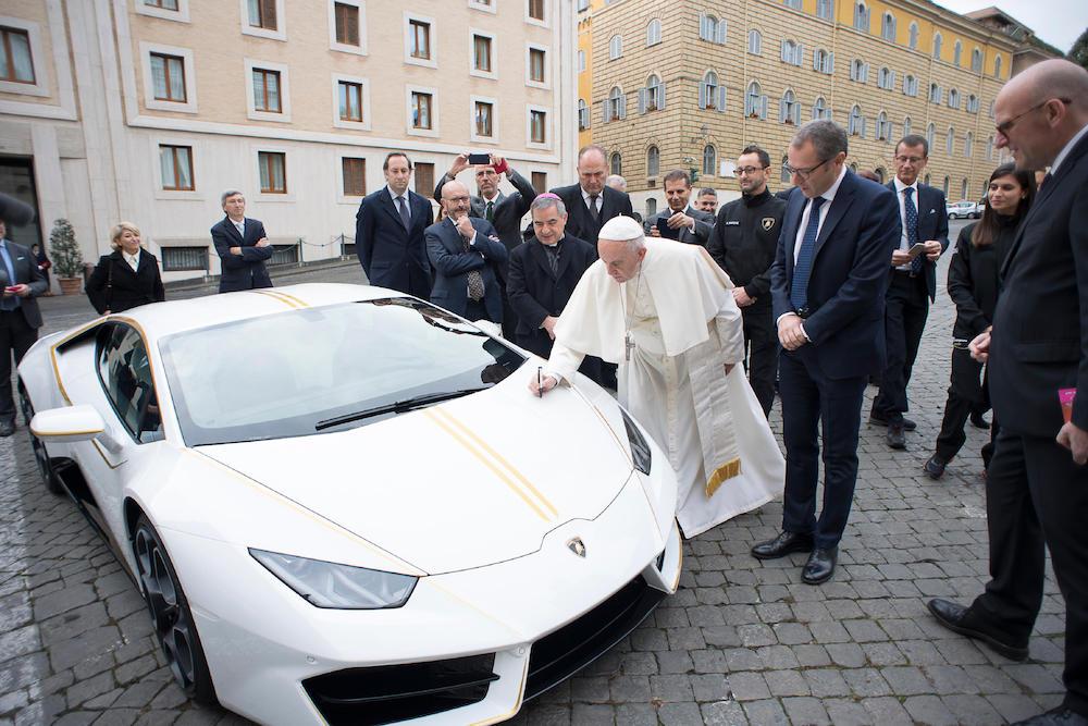 PIT STOP: la Lambo del Papa, 715mila Euro di invidia e generosità