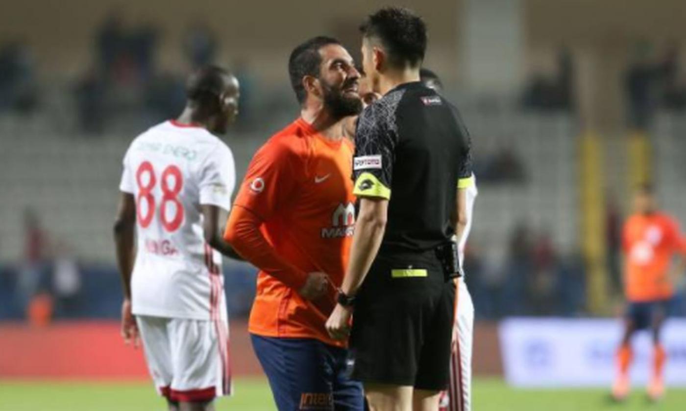 Istanbul Basaksehir, Arda Turan perde la testa: mani addosso al guardalinee, 16 turni di squalifica!