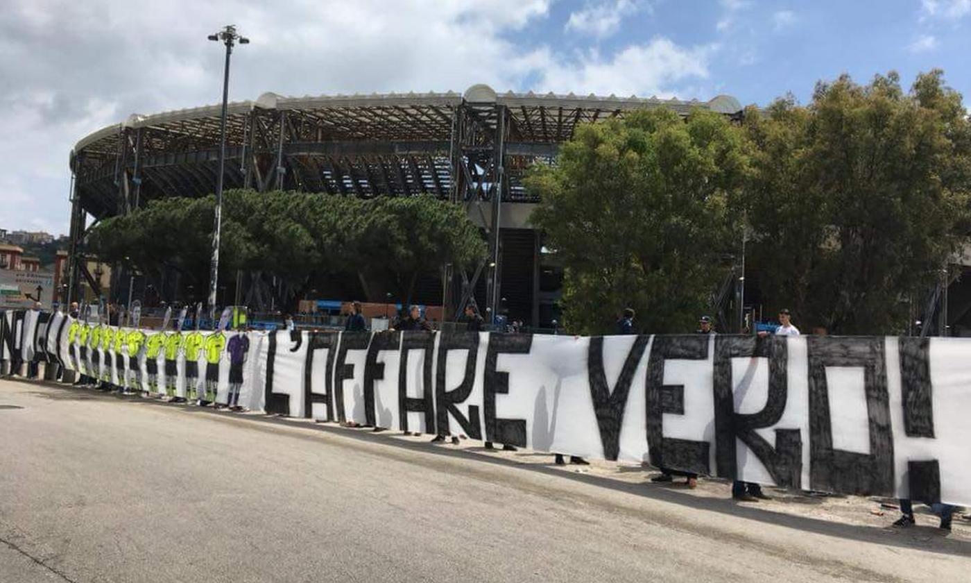 Napoli, la protesta dei tifosi contro la Juve: 'Stagione 2018/19 a parametro zero, sono gli arbitri l’affare vero'