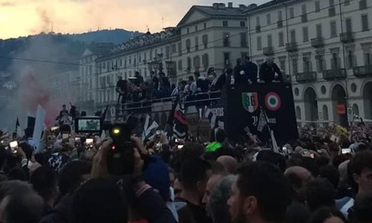 Juve, festa scudetto con le bare di Sarri e Insigne. Il Napoli: 'Vergogna!'