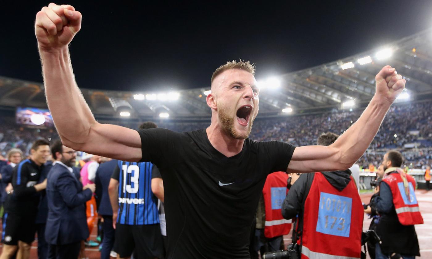 Inter: Skriniar canta e salta con i tifosi in festa all'aeroporto VIDEO