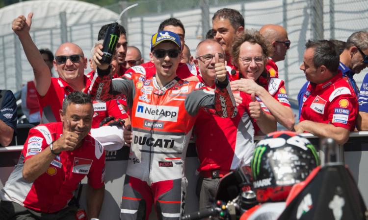 MotoGP: trionfa Lorenzo, podio per Dovizioso e Rossi. Marquez disastro!