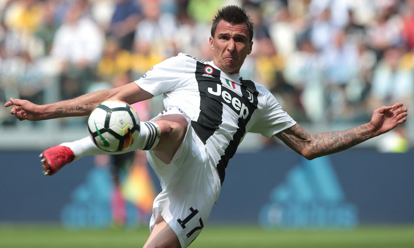 I tifosi della Juve: 'Mandzukic non può andare via'. Lui canta sul tavolo VIDEO