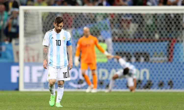 Messi, la faccia all'inno dice tutto: non vale Ronaldo, ora è un ectoplasma