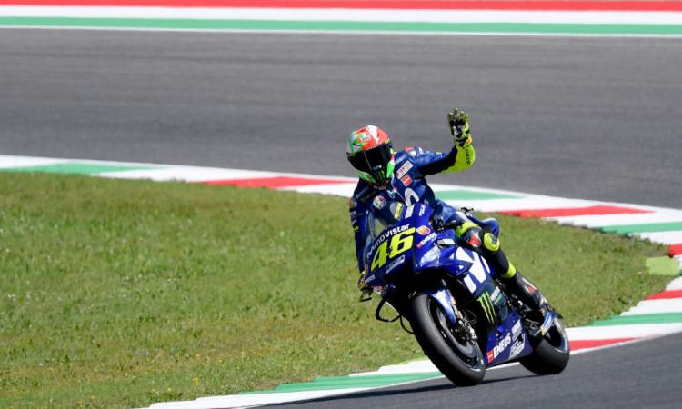 MotoGP, delirio al Mugello: Rossi in pole dopo due anni, è il più anziano di sempre