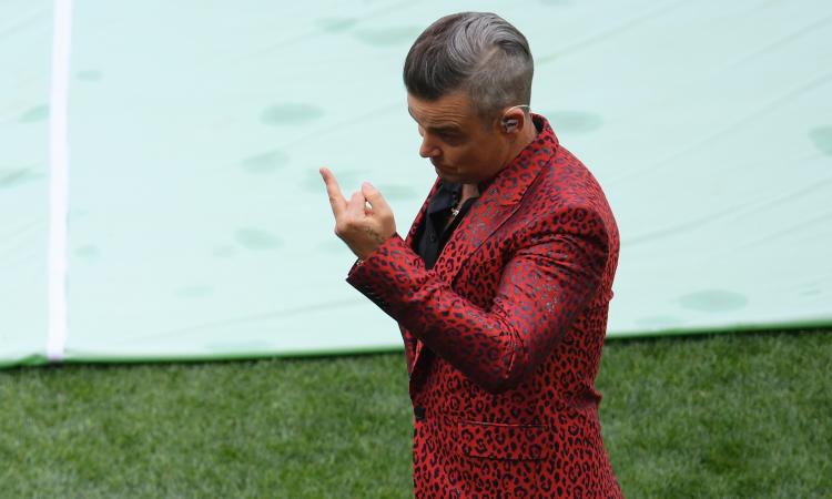 Robbie Williams fa il medio, i Mondiali della musica in Italia FOTO e VIDEO