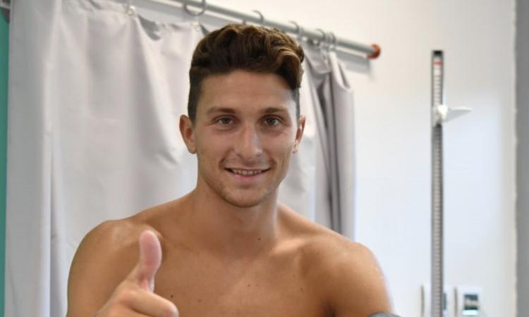 Caldara e Bernardeschi, foto e sorrisi con i tifosi dopo le visite mediche