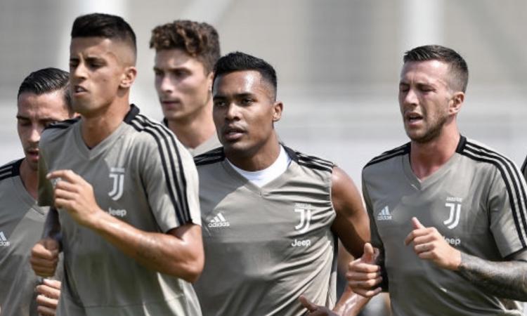 Juve, allenamento in corso alla Continassa FOTO
