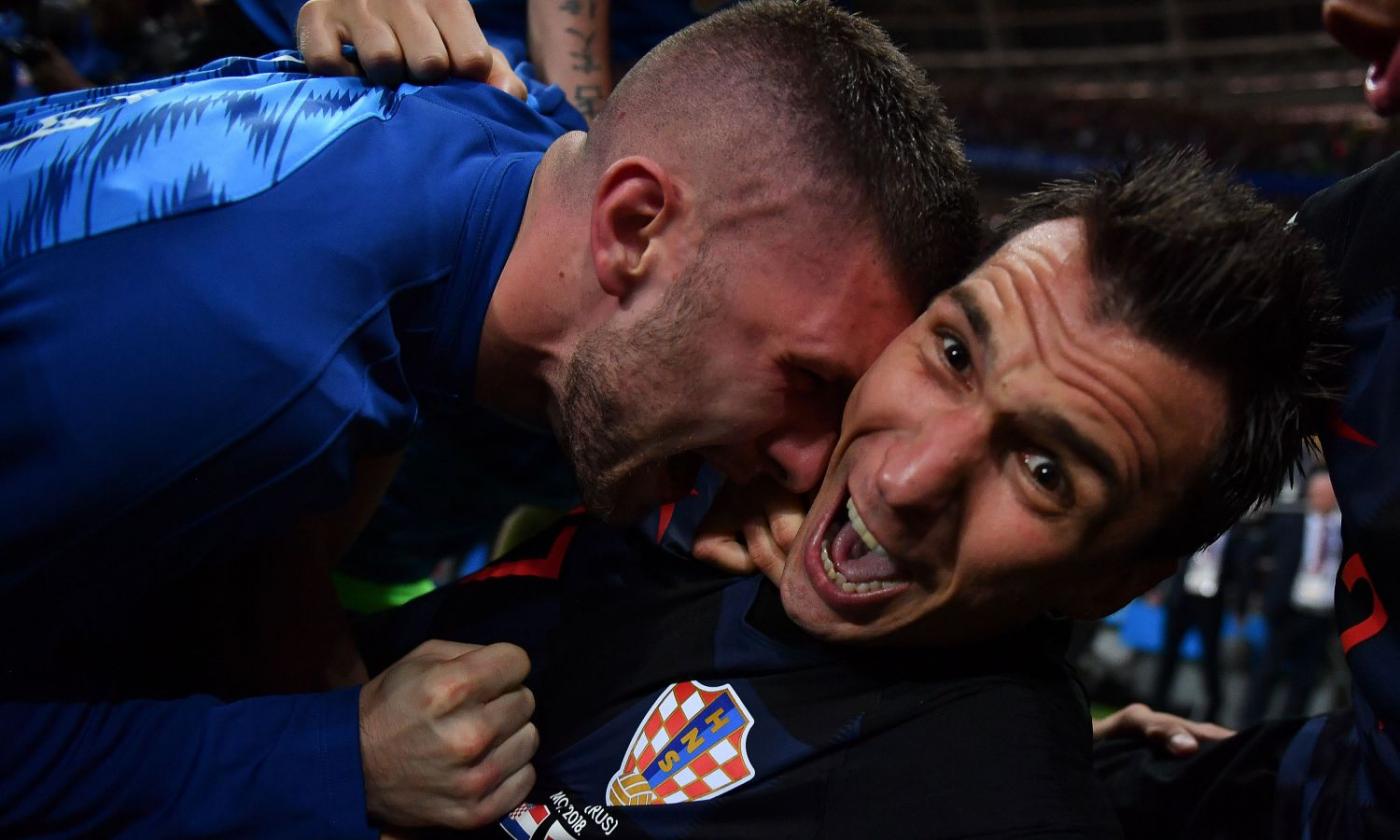 Mandzukic regala la maglia al fotografo travolto durante i Mondiali FOTO