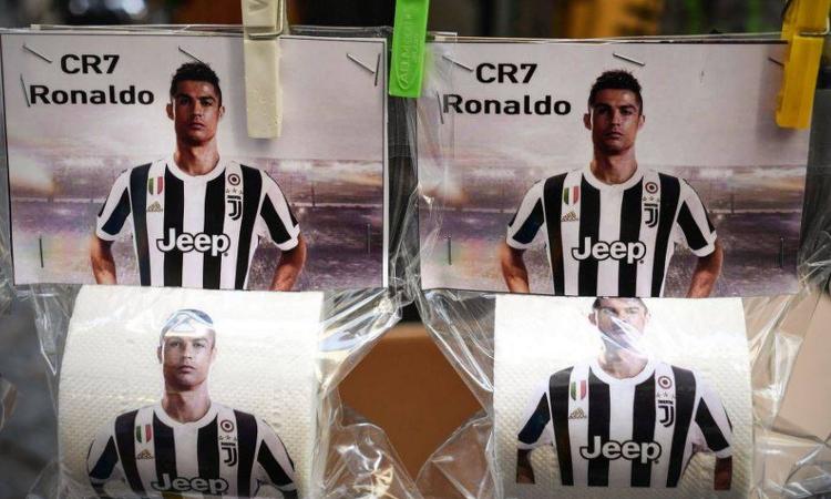 Juve, Napoli 'accoglie' Ronaldo: spunta la carta igienica con la foto di CR7