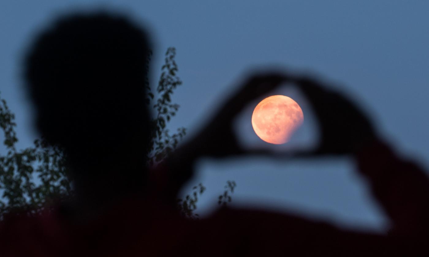 La luna rossa non eclissa i problemi del mondo, per fortuna torna il calcio in tv