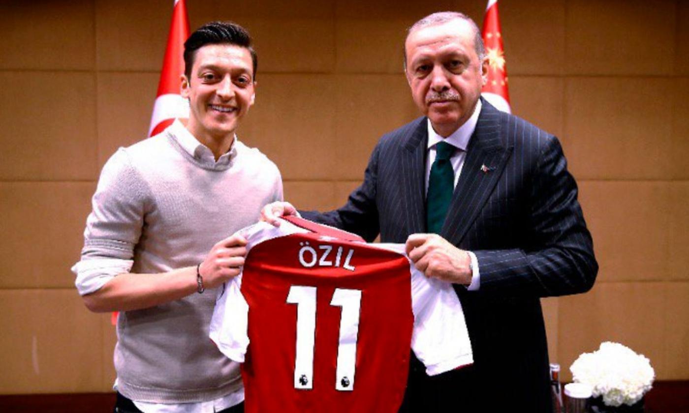 Ozil si è sposato: Erdogan testimone VIDEO