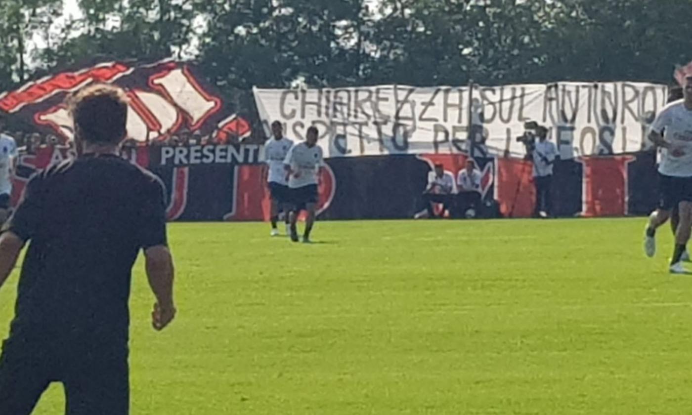 Milan: termina l'allenamento, primo gol di Calhanoglu. Striscione di protesta: 'Chiarezza sul futuro, rispetto!'