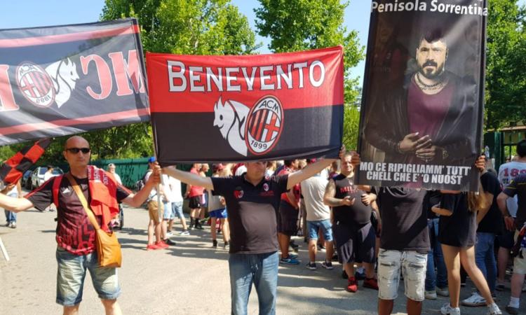 Milan, tifosi entusiasti a Linate per salutare la squadra in partenza per gli USA
