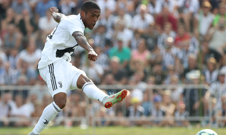 Serie A, la MOVIOLA: Douglas Costa colpisce con una gomitata Di Francesco e poi gli sputa in faccia, il Var lo espelle