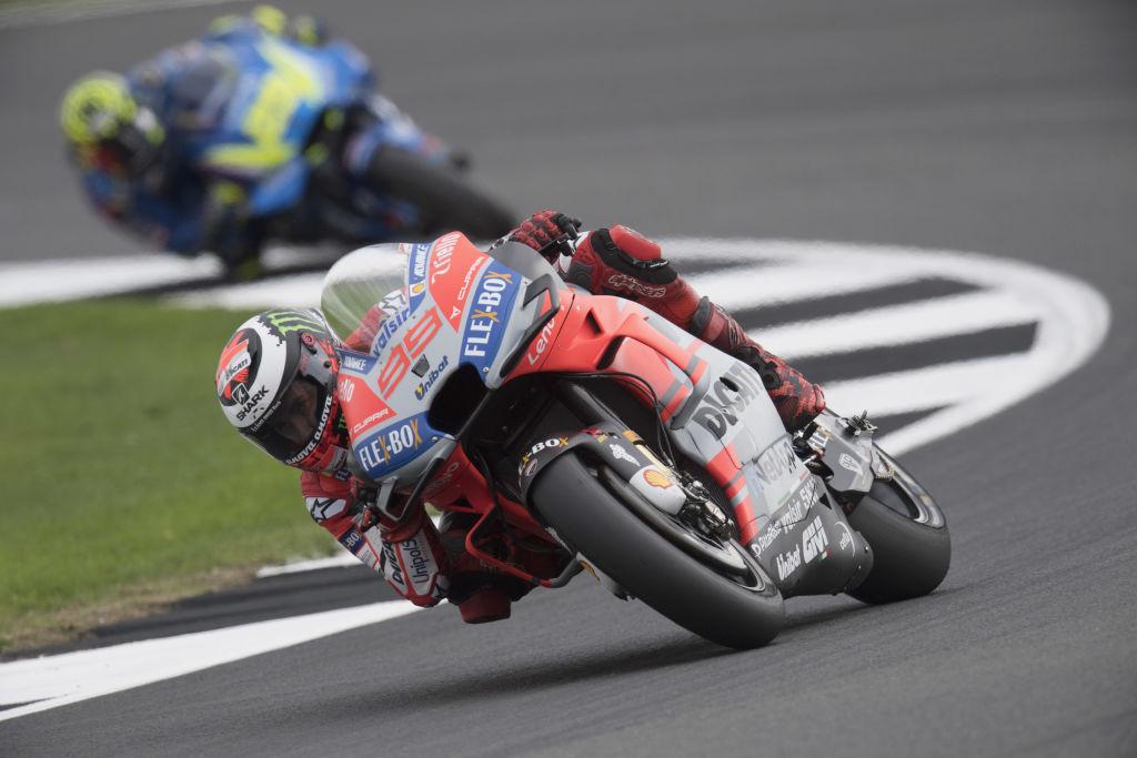 MotoGP Gran Bretagna: Dovizioso, che sberleffo da Lorenzo! Marquez seconda fila, Rossi crisi senza fine