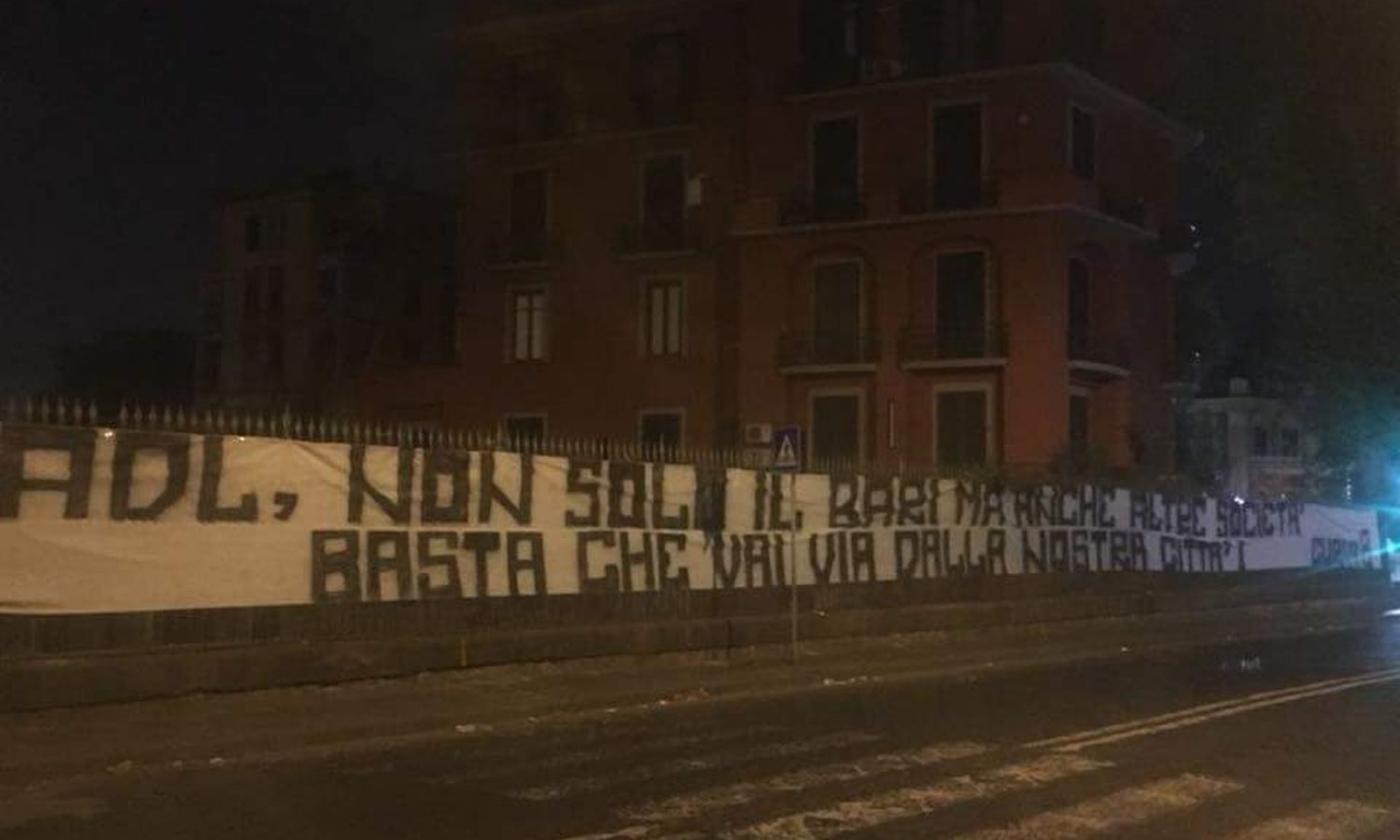 Napoli, nuova dura contestazione contro De Laurentiis: 'E' una vita che Bari... Via dalla nostra città!'