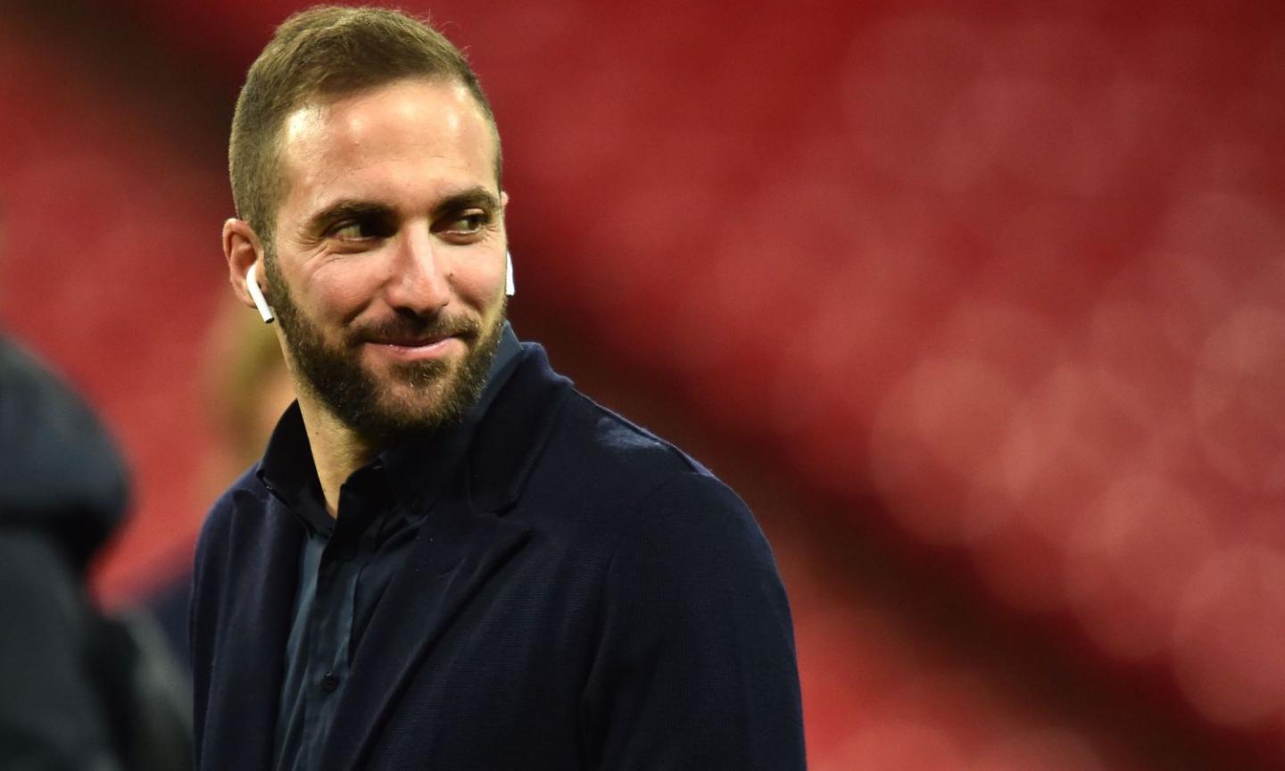 AC Milan fans welcome Higuain: 'the anti-Cristiano Ronaldo' - video