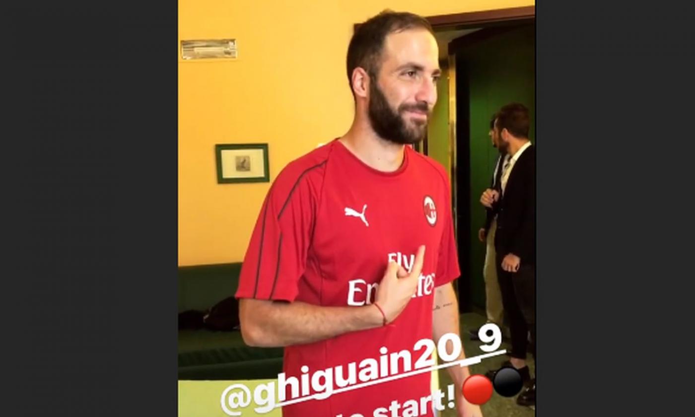 Milan, le prime FOTO in rossonero di Higuain con saluto ai tifosi VIDEO