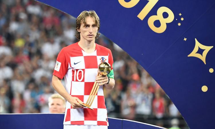 Rela Madrid: il pubblico scandisce il nome di Modric, lui applaude