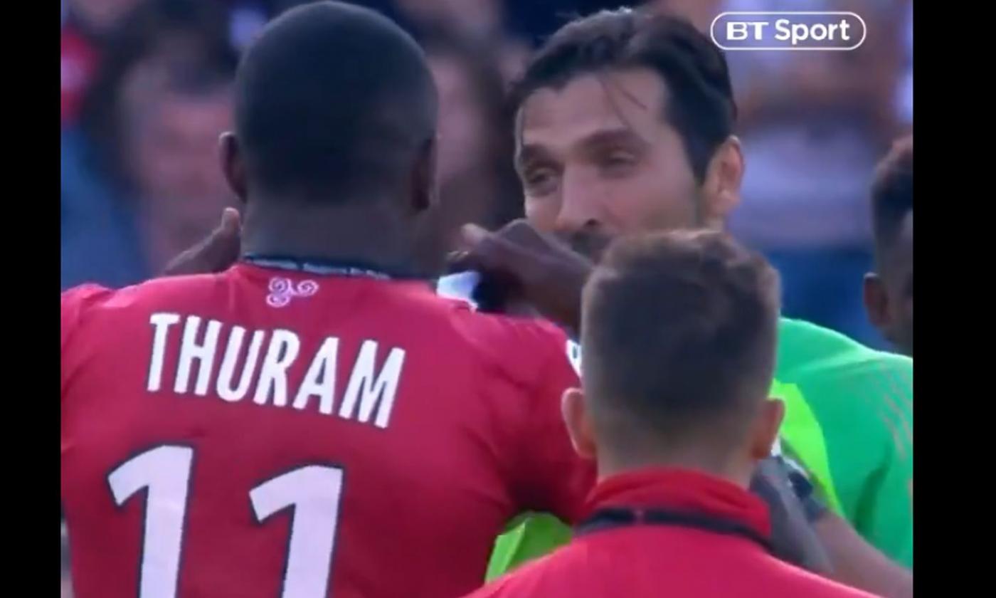 Buffon scambia la maglia con Thuram jr: è nato quando giocava a Parma con papà Lilian VIDEO