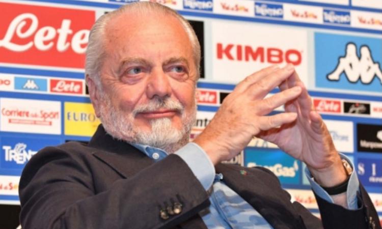 Napoli, videochiamata De Laurentiis tifosi: 'Non ho preso l'A16, sul nuovo allenatore...' VIDEO Napoli, videochiamata De Laurentiis tifosi: 'Non ho preso l'A16, sul nuovo allenatore...' VIDEO