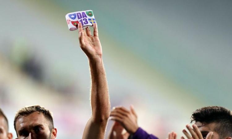 Multano chi porta la fascia per Astori e fanno esporre alla Juve 2 scudetti in più: è un calcio senza anima e pudore