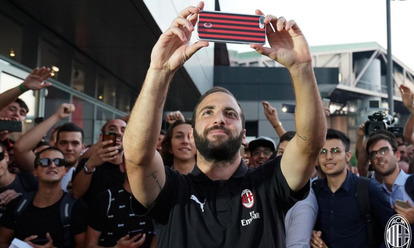 Milan, entusiasmo per Higuain in sede: il SELFIE coi tifosi