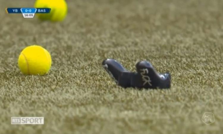 Svizzera, protesta contro gli E-Sports durante Young Boys-Basilea: palline e joystick lanciati in campo