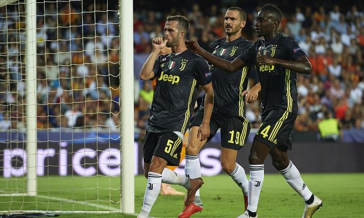 La Juve mostra i muscoli anche senza Ronaldo: 2-0 a Valencia, ma è polemica