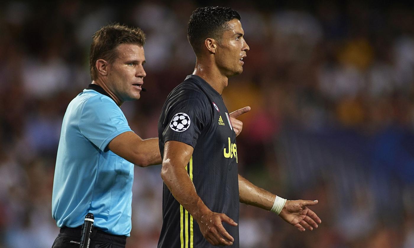 Rosso a Ronaldo: ecco cosa si sono detti i due arbitri. Rischia lo United