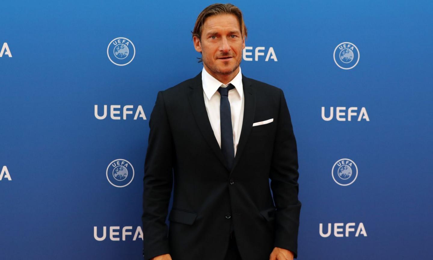 Totti si complimenta con l'eroe di Centocelle   VIDEO 