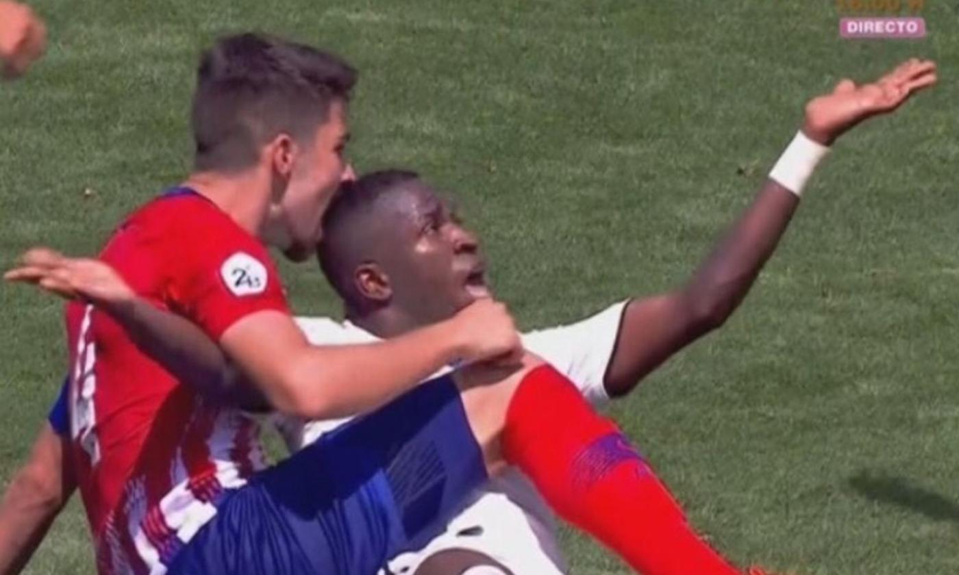 Real, incredibile Vinicius: morso in testa da Tachi nel derby di Madrid VIDEO