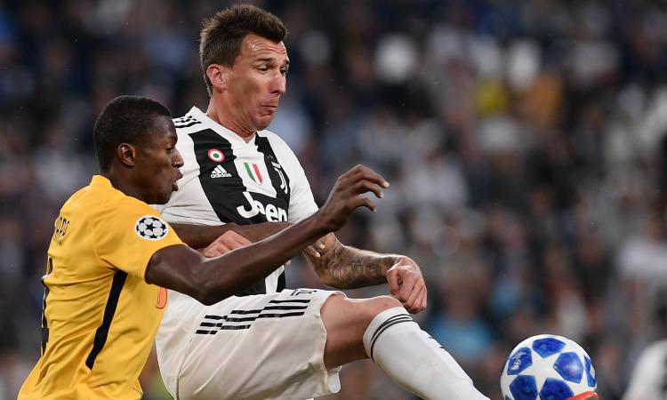 Juve, Mandzukic fa anche il portiere! VIDEO