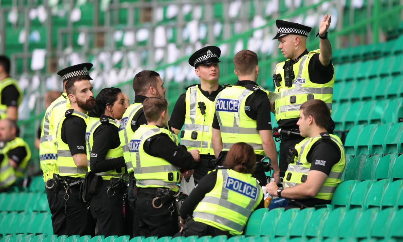 Scozia, nel derby di Edimburgo volano noci di cocco!