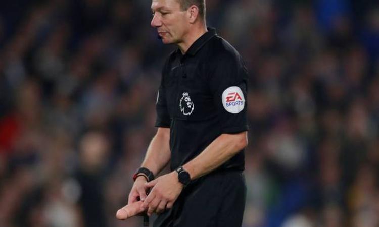 Momenti Di Gioia: tifosi del West Ham lanciano un dildo in campo, l'arbitro...