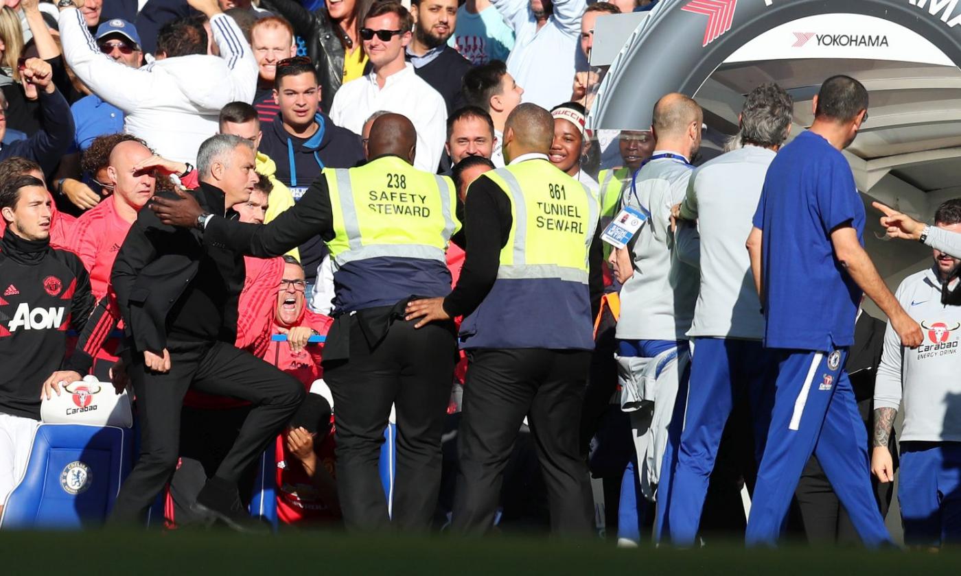 Mourinho show: un assistente di Sarri lo sbeffeggia, lui cerca di aggredirlo