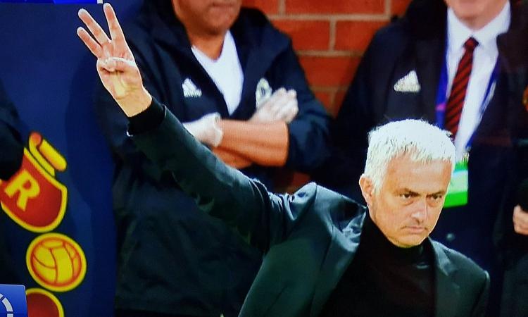 Cori dei tifosi della Juve contro Mourinho. Lui replica mostrando il 3 del Triplete FOTO