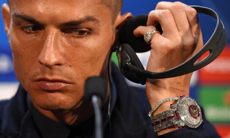 Juventus, Cristiano Ronaldo e l'orologio da 2 milioni di euro VIDEO