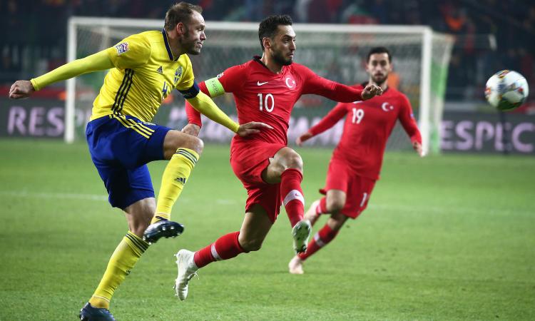Calhanoglu ha male al piede, lascia il ritiro della Turchia: Milan preoccupato