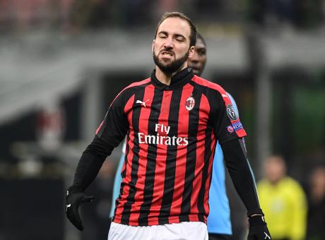 Il Milan cambia con la sentenza Uefa: obiettivo plusvalenze, Higuain un guaio