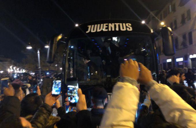 L'arrivo della Juve a Firenze: tutti pazzi per Ronaldo, presenti 300 tifosi VIDEO